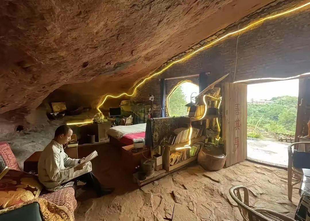 四川，男子欠下35万，走投无路回老家，哥哥生意也黄了，房子拿去抵债，他无处可住，