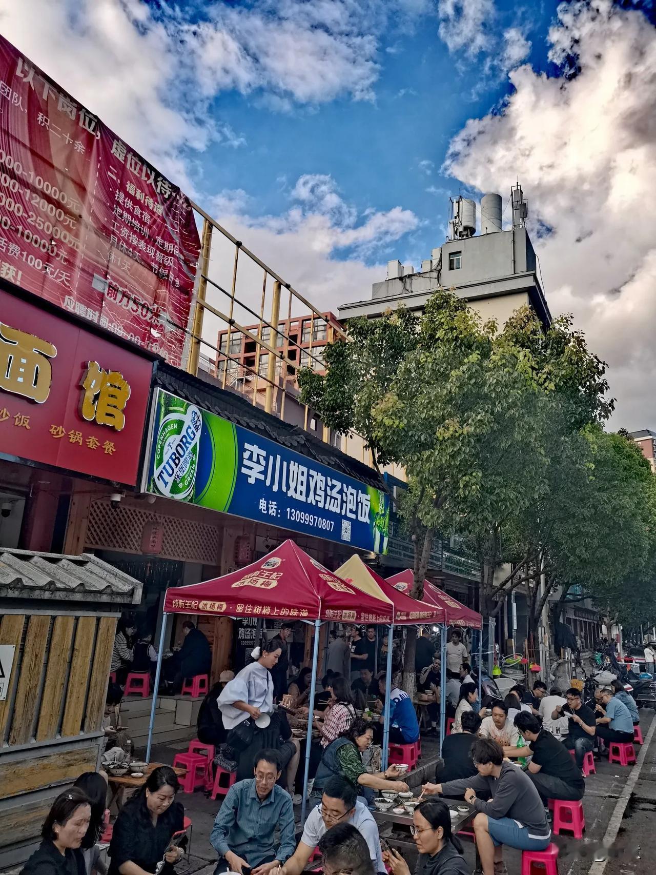 李小姐鸡汤泡饭：争议中的烟火盛宴在美食江湖里，总有那么一些店，争议不断却热度