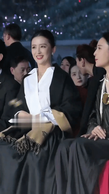 看来佟丽娅不是个爱八卦的人，如果是关晓彤听了八卦后绝对不是佟丽娅这个反应！蒋勤勤