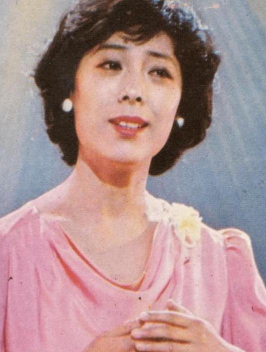 1990年，歌唱家关牧村因丈夫的长期家暴，毅然提出离婚，丈夫强硬地表示离婚可以，