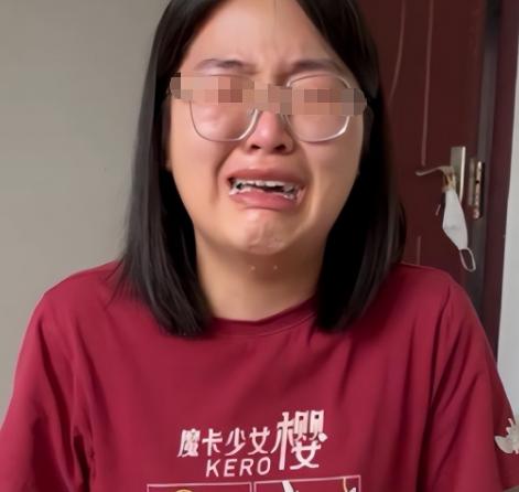 该崩溃的不是你，而是你的母亲。一个研二女生说自己银行卡只剩3块5，妈妈东拼西凑转