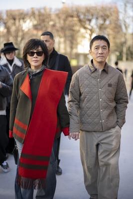 刘嘉玲梁朝伟夫妻俩同框双双出席巴黎男装周Dior2026秋冬男装秀，他们的穿搭