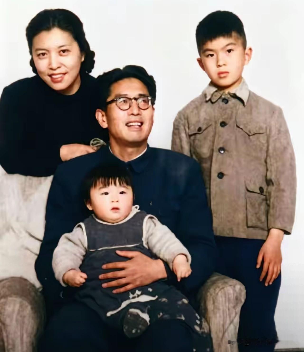 1955年，乔冠华和龚澎一家拍下了这张温馨的全家福。乔冠华戴着眼镜，身着深色上