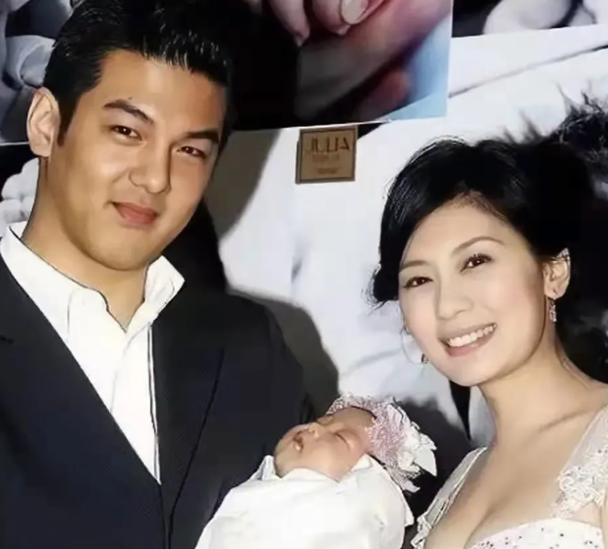 2009年的一天深夜，黄磊收到贾静雯的一条暧昧短信：“最近好吗？很想念你哦！”黄