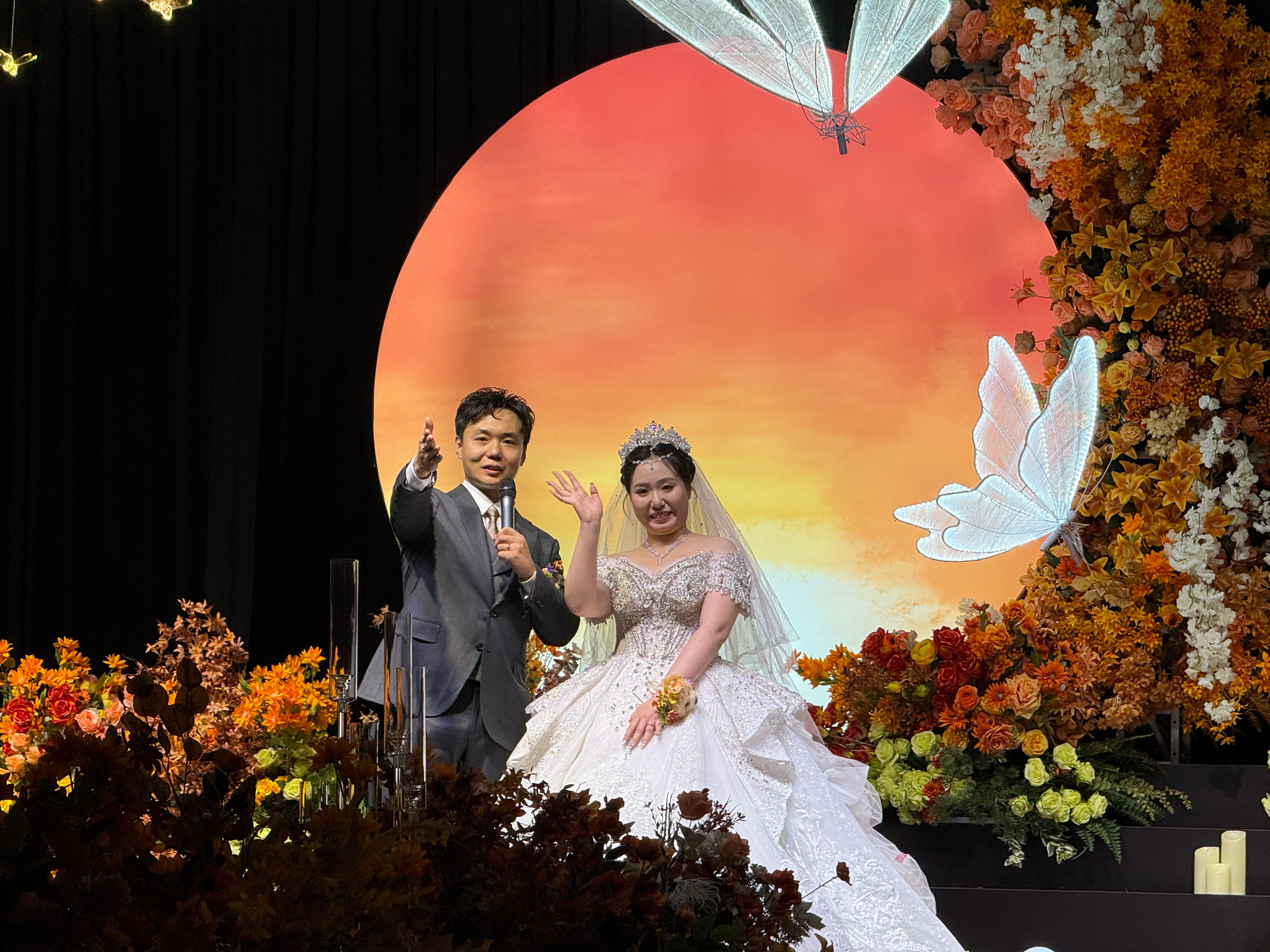 马哥！新婚快乐，主题很复古，场地也很大丈母娘也上台了哈哈哈哈大家看看菜单硬不硬？