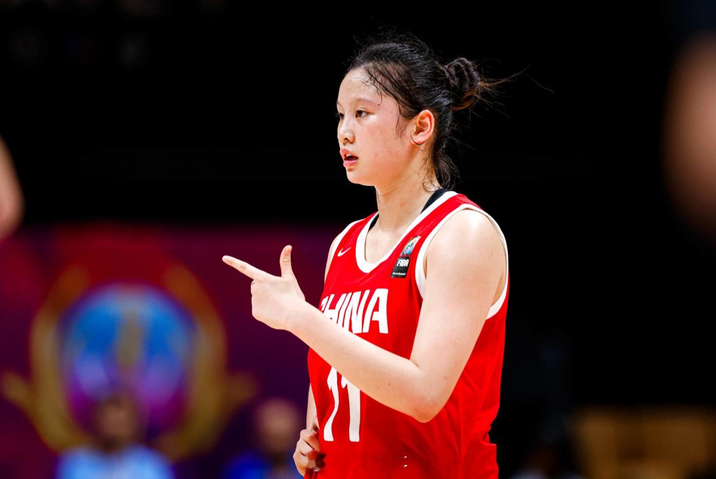 11号李沅珊，16岁，来自江苏，身高178公分的侧翼，今天29投14中轰下38分