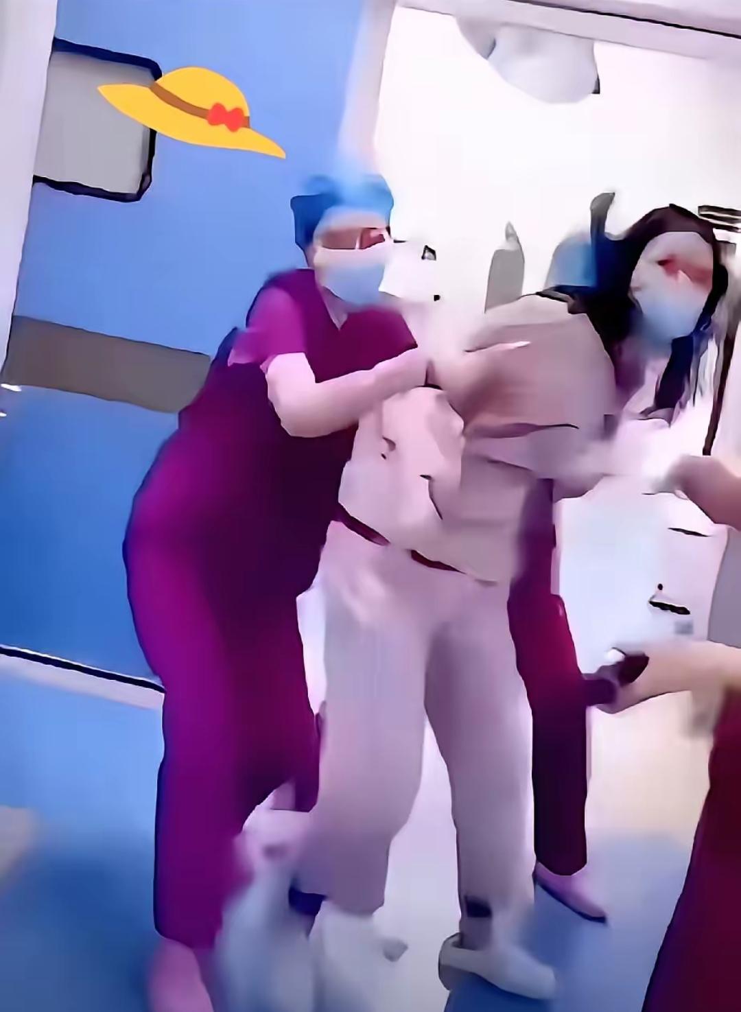 刚生完孩子不到两小时，连路都走不稳呢，这位产妇竟然直接冲出产房把婆婆给打了！你