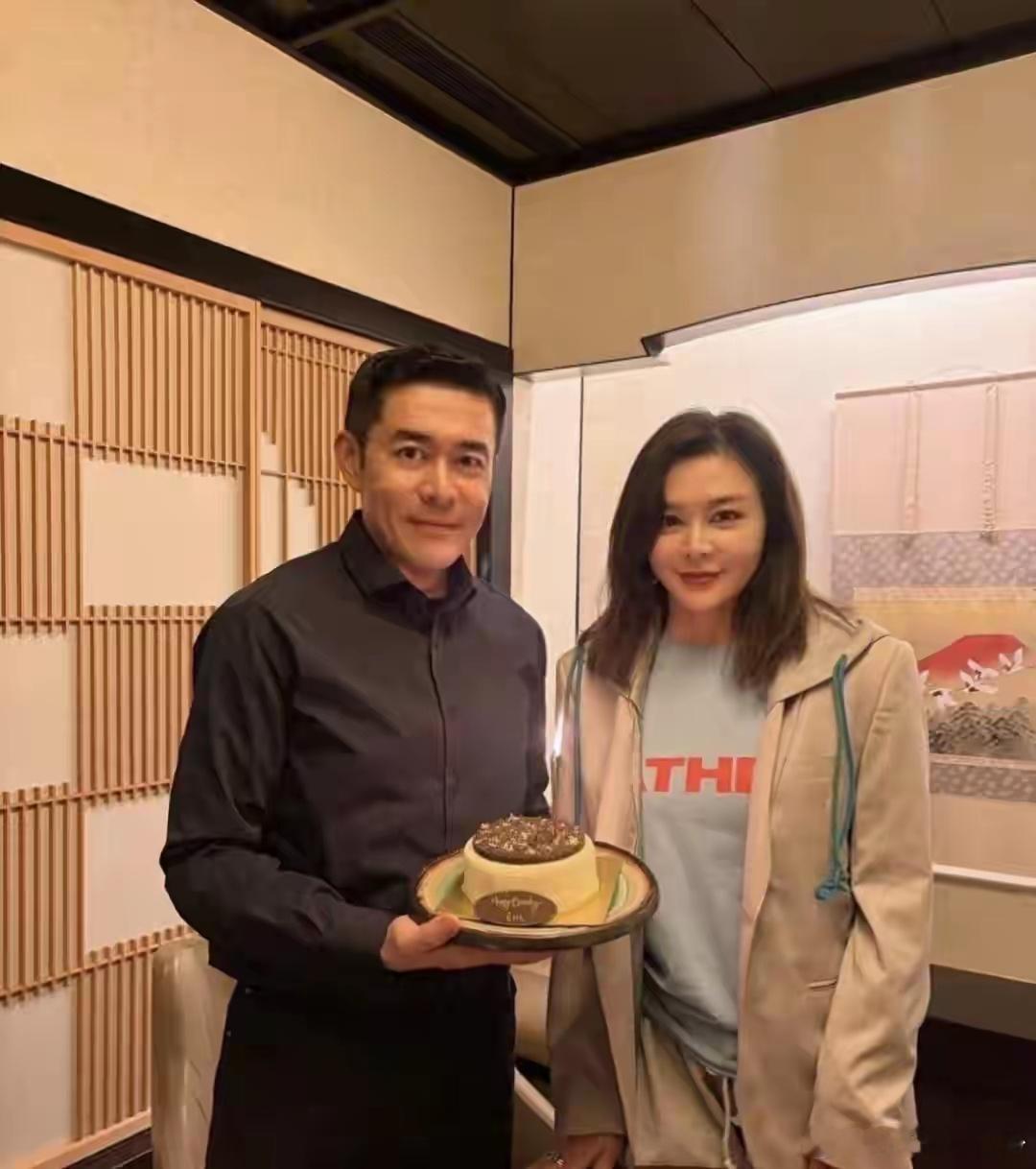 关之琳为53岁弟弟庆生，姐弟罕同框长得很像，弟弟浓眉大眼的