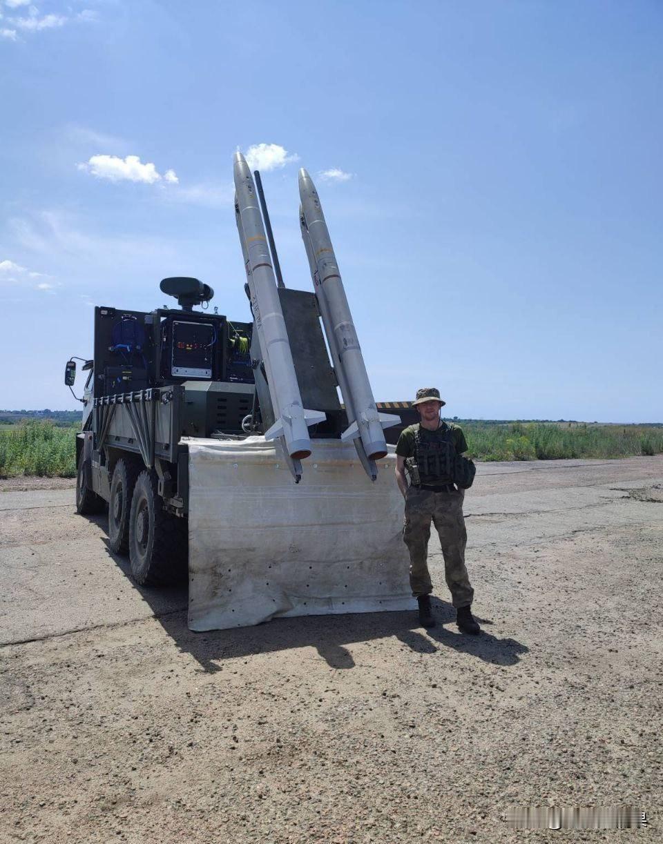 英国制造的“渡鸦”防空导弹发射车,配备AIM-132ASRAAM防空导弹,射程