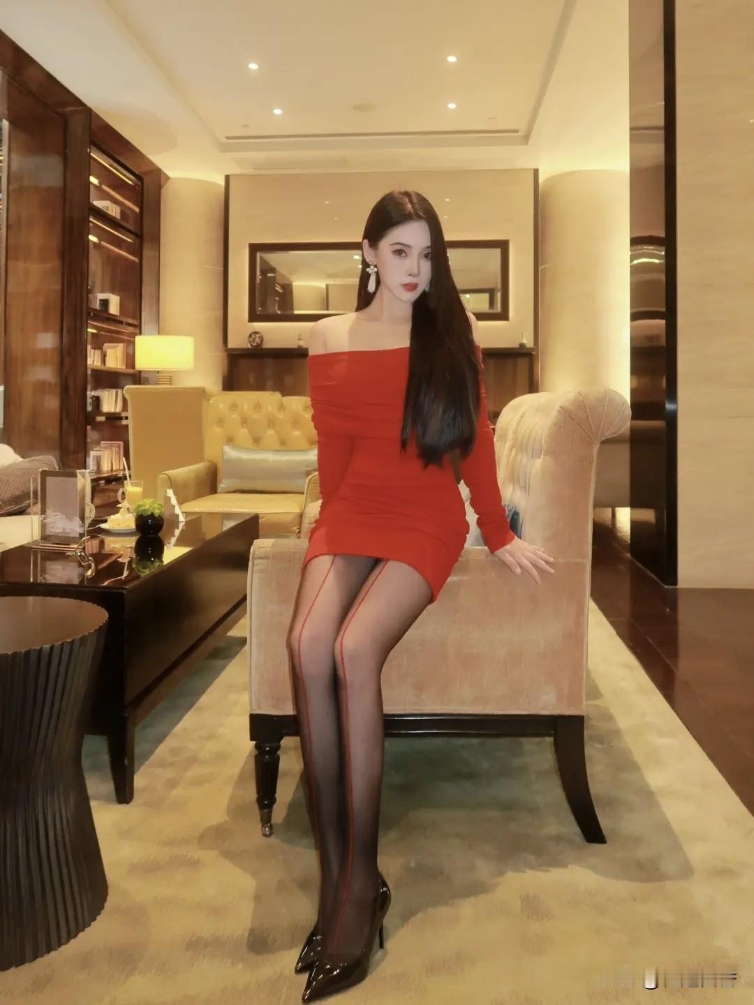 红色抹胸连衣短裙搭配黑丝，虾线才是亮点！