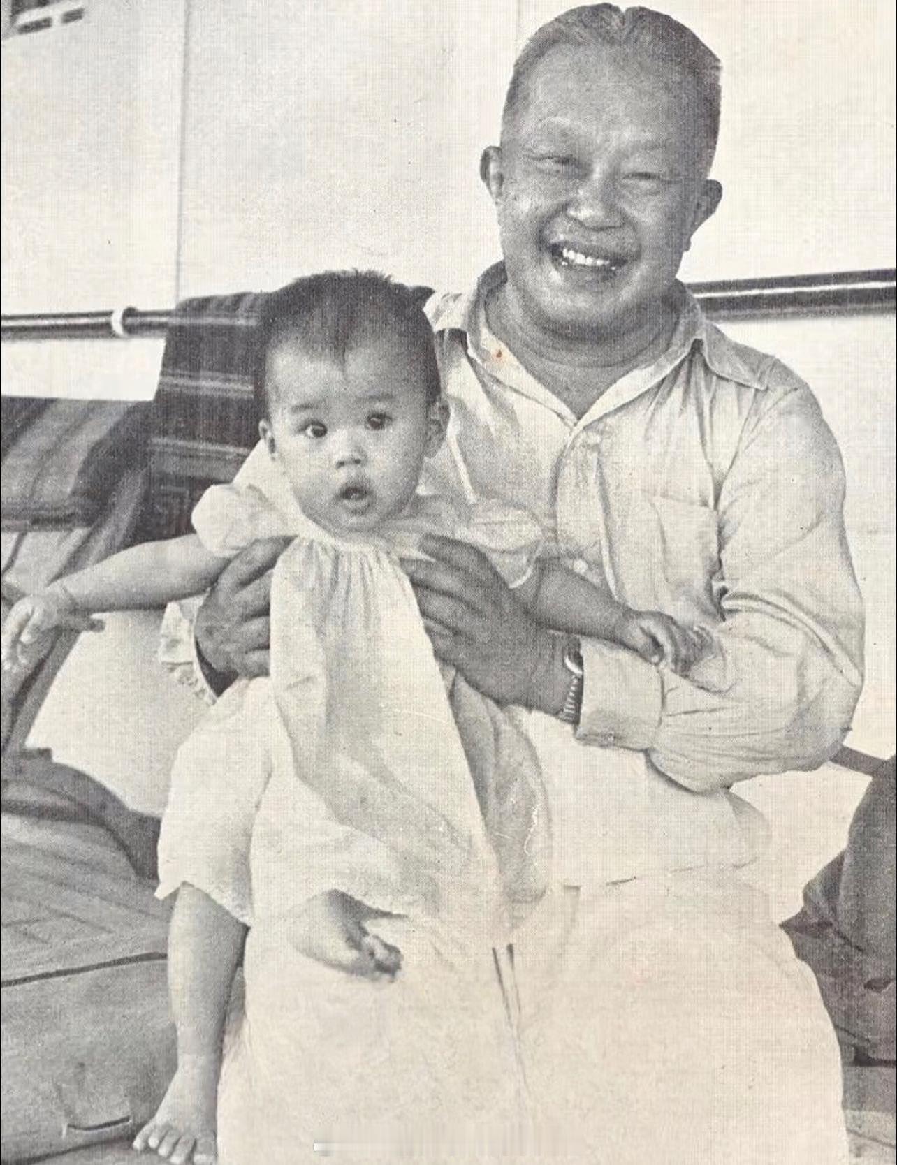 王室王室泰国王室暹罗往事老照片：一张很珍贵的合影，红唇姐她爹纳卡特拉王子抱着外