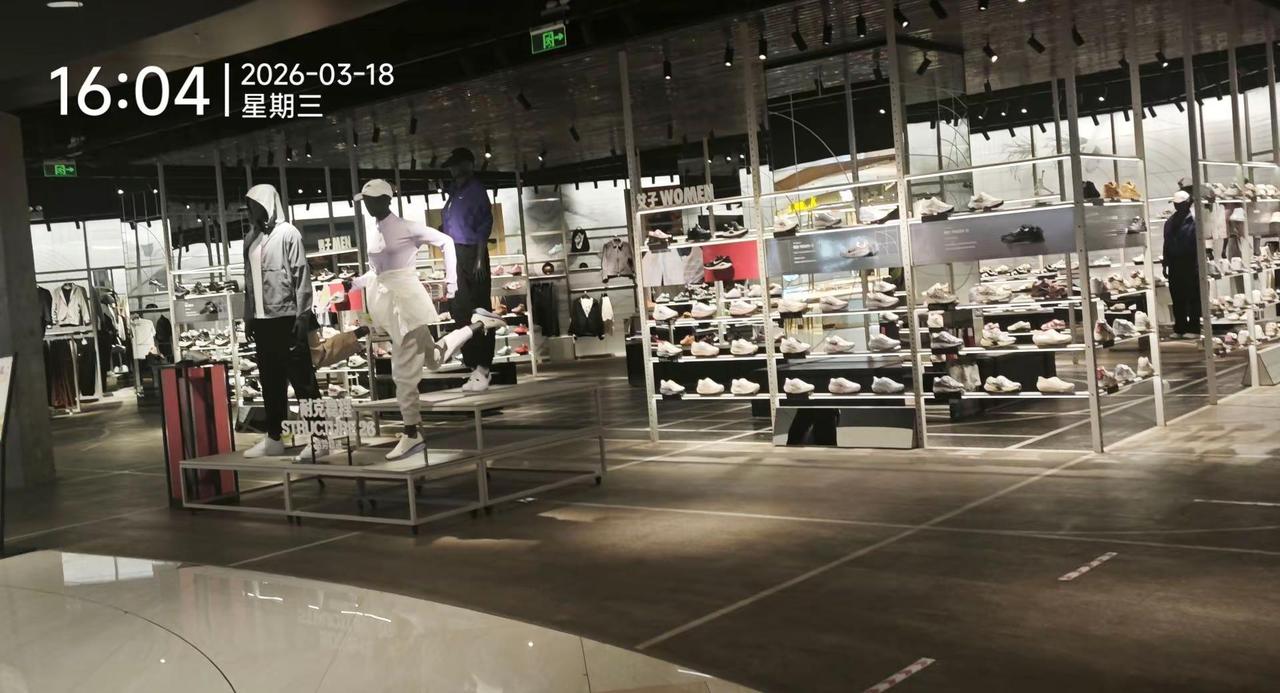 我在广场散步，听到两个女人在我身后说话，后背唰唰地起凉风。其中一个女人说：“过去