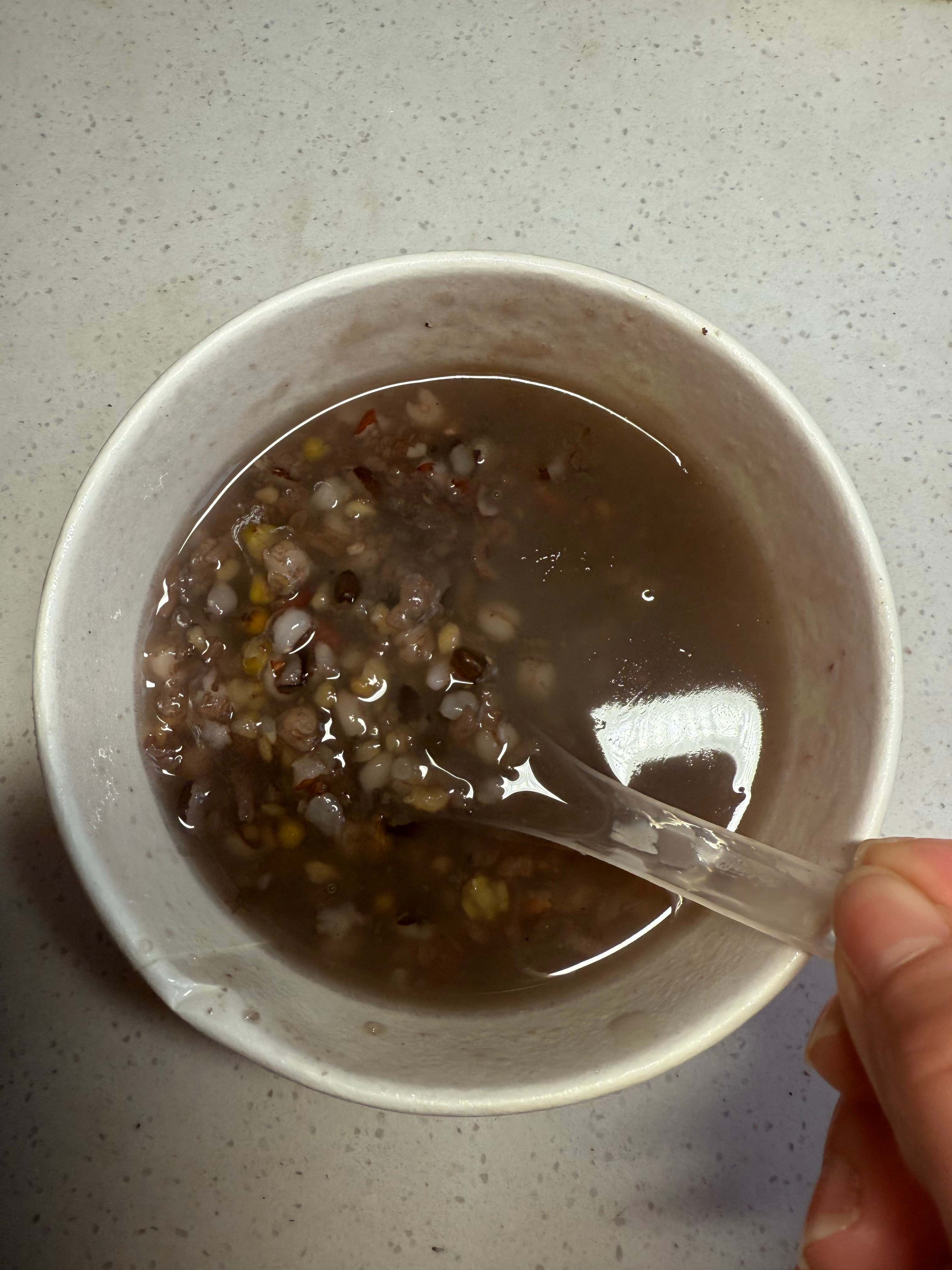 下午在家附近的超市买菜，拿小票就可以领一碗腊八粥，刚好没吃午饭，也去端了一碗回来