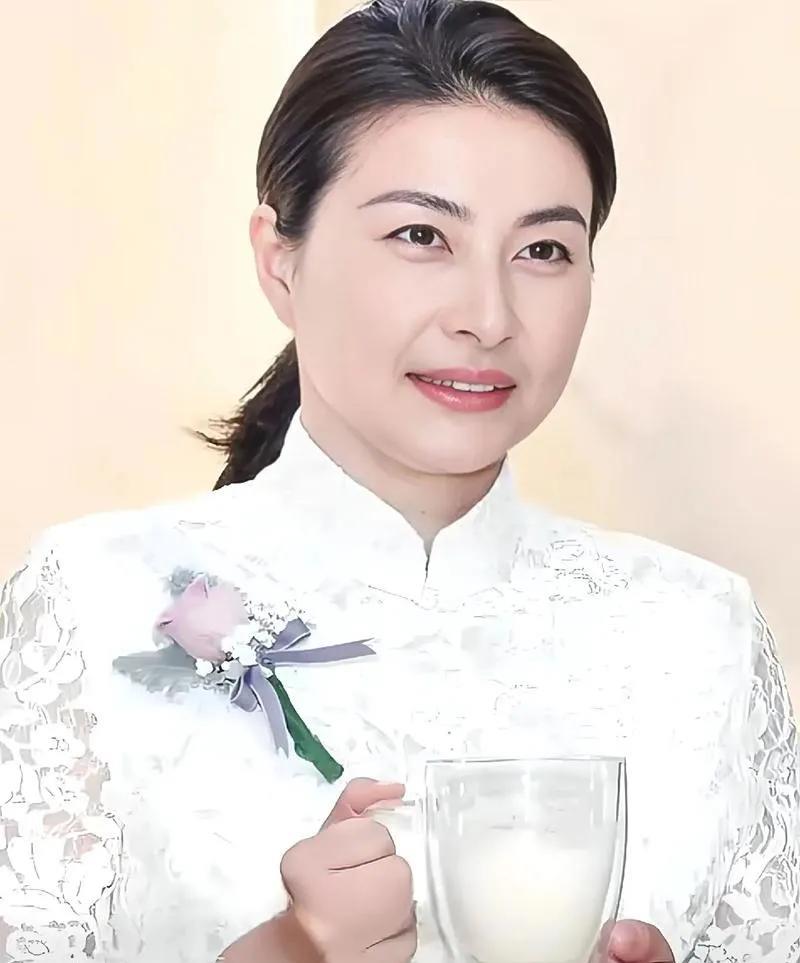 郭晶晶有过三段感情:第一段：河北保定人王克楠，身高一米六八，可惜33岁就没了。他