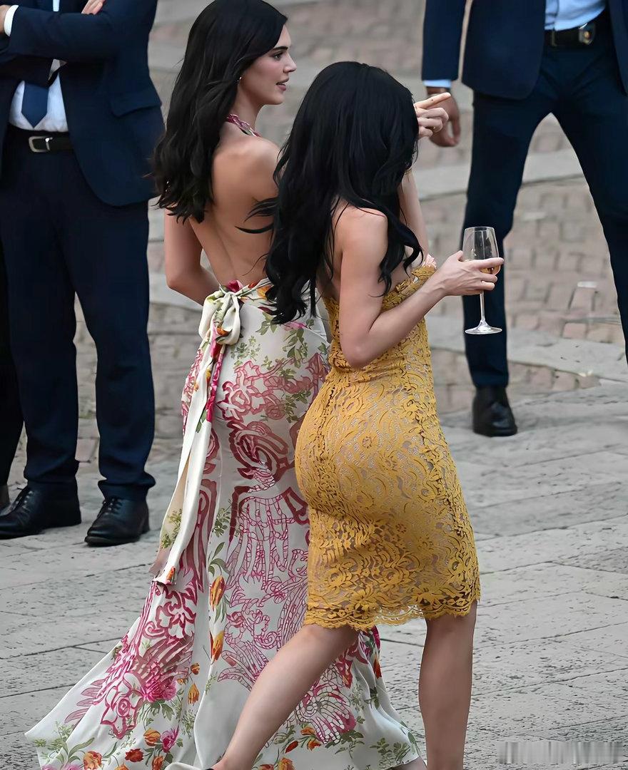 美国卡戴珊家族姐妹出行，保镖神情紧张，姐妹两的体形和着装风格也相差很大。