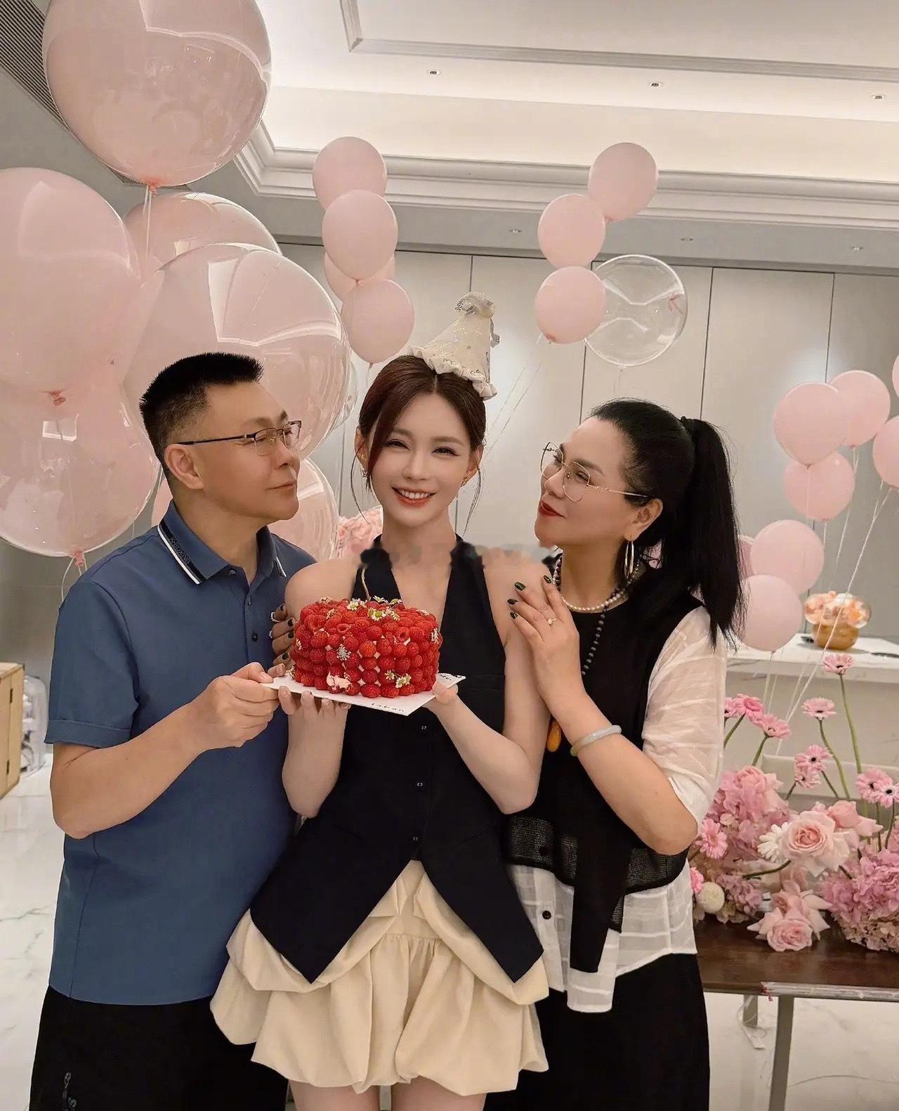6月13日，沈梦辰分享38岁生日照！身边没有杜海涛，只有父母，跟工作人员，从20