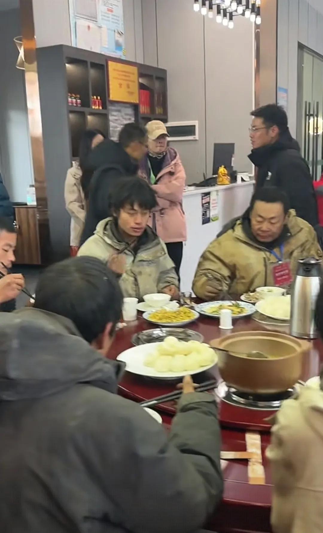 不是吧，荒野求生那帮人怎么都下山了？前几天不是还剩下14个人吗？怎么寒潮一来