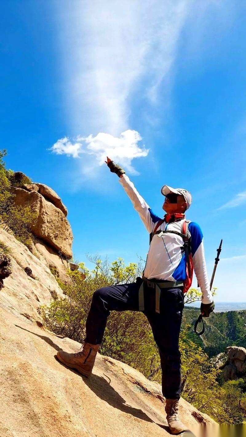 69块钱，组织一场55人的登山。一个63岁的大爷中途脱队，自己找了座野山爬，人