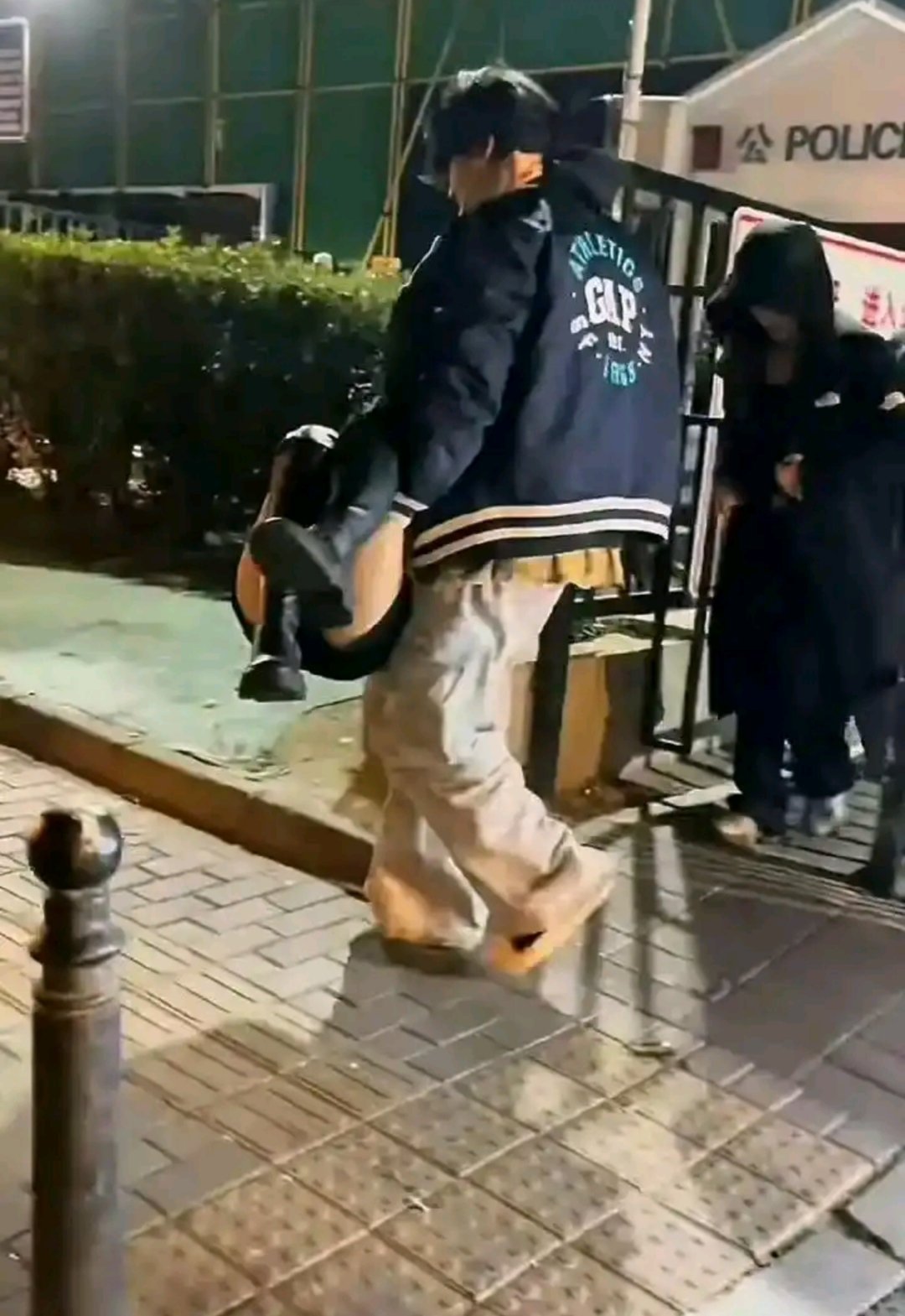 一个人喝醉酒下场就是这样​​​
