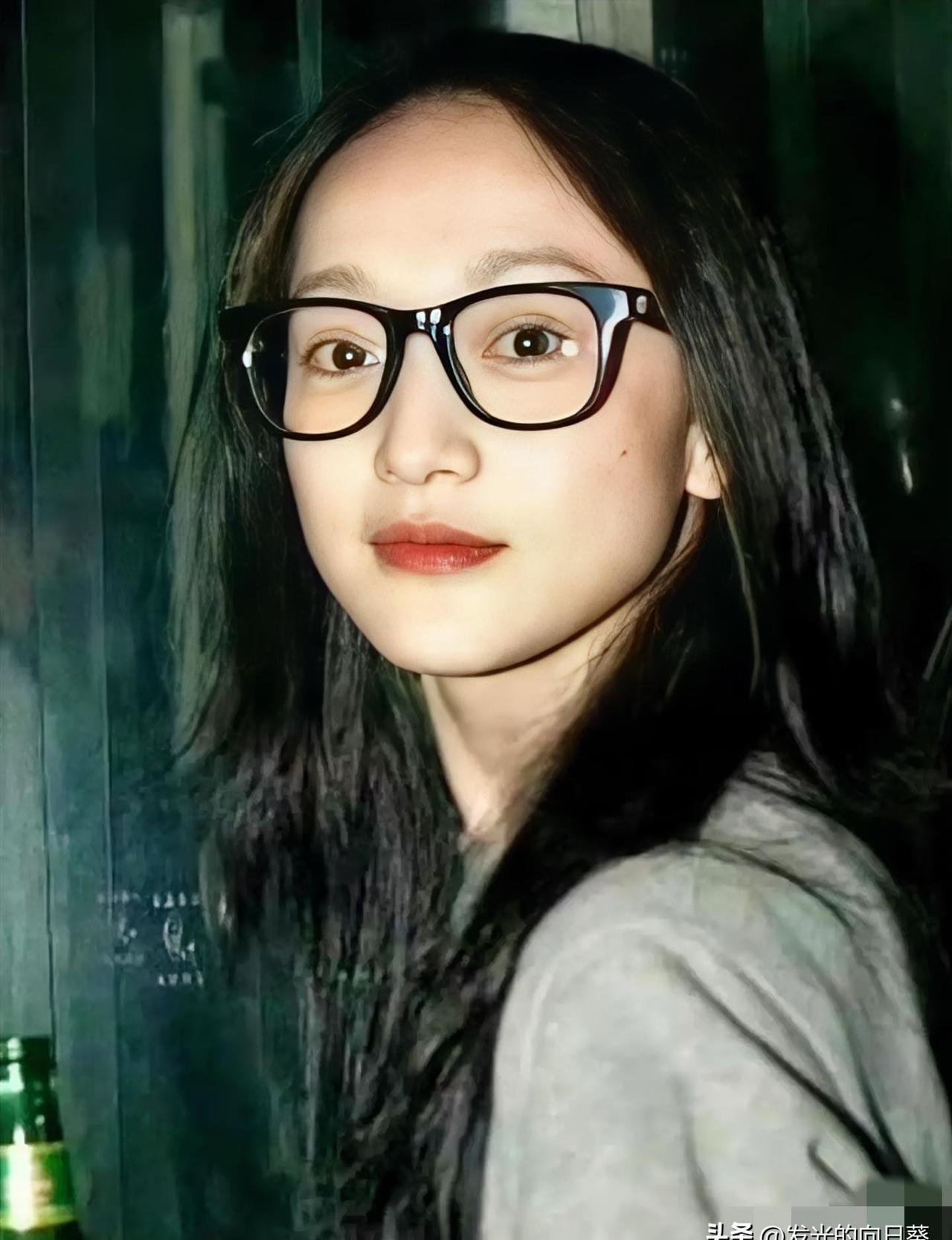 周迅婚礼那天自己拎包进场，婚礼花了不到五十万。网友当时夸她不讲究排场，后来才