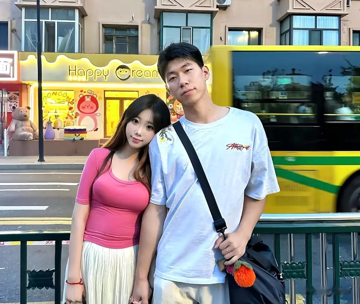 22岁运动员张宇恒去世五月份刚大学毕业，火化时妈妈把女友拉走，去世原因是脑死