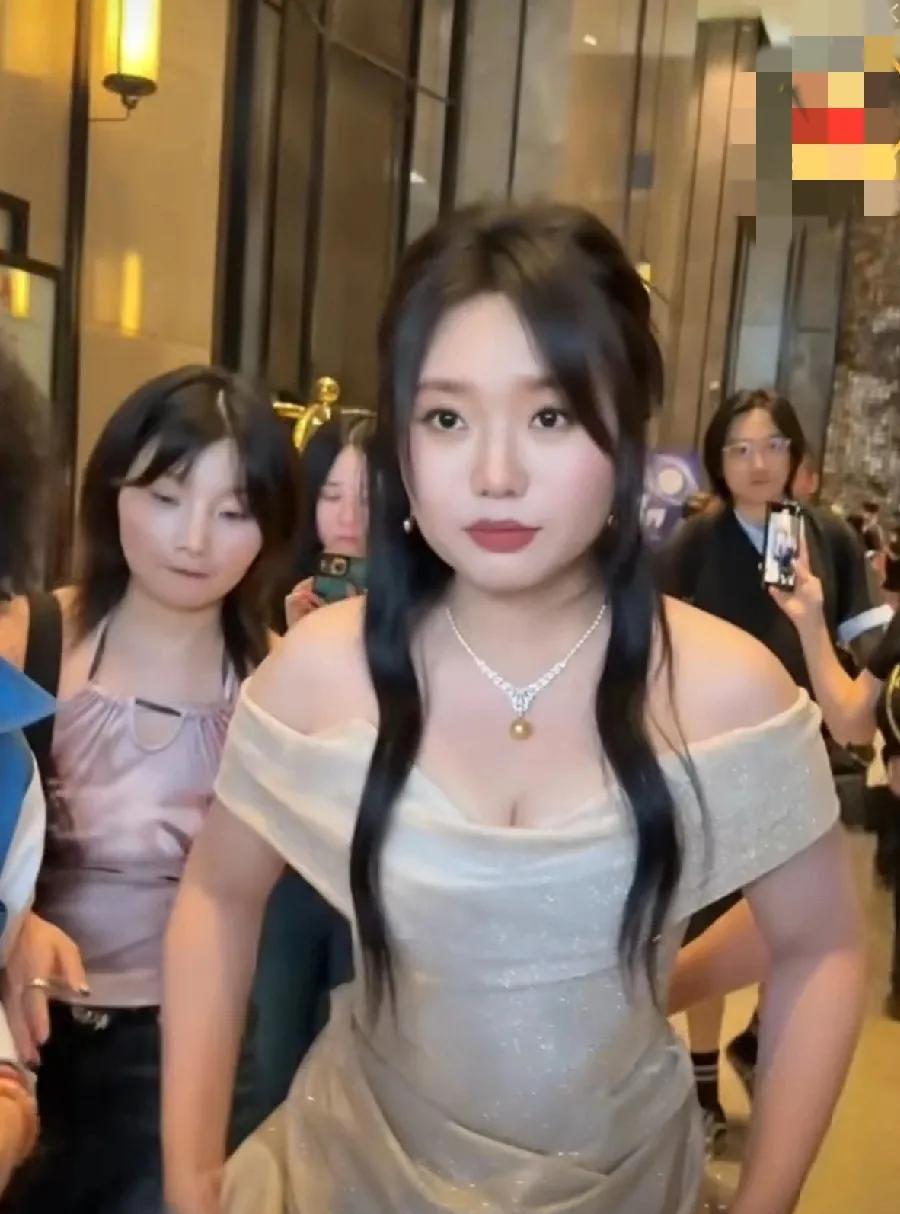 我真是太佩服了李雪琴这心态是真好啊前两天受到昔日好友实名举报，现在参加活动状