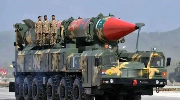 拥有核武器的9个国家中，最穷的巴基斯坦，是如何获得核武器的？1974年，隔壁印度