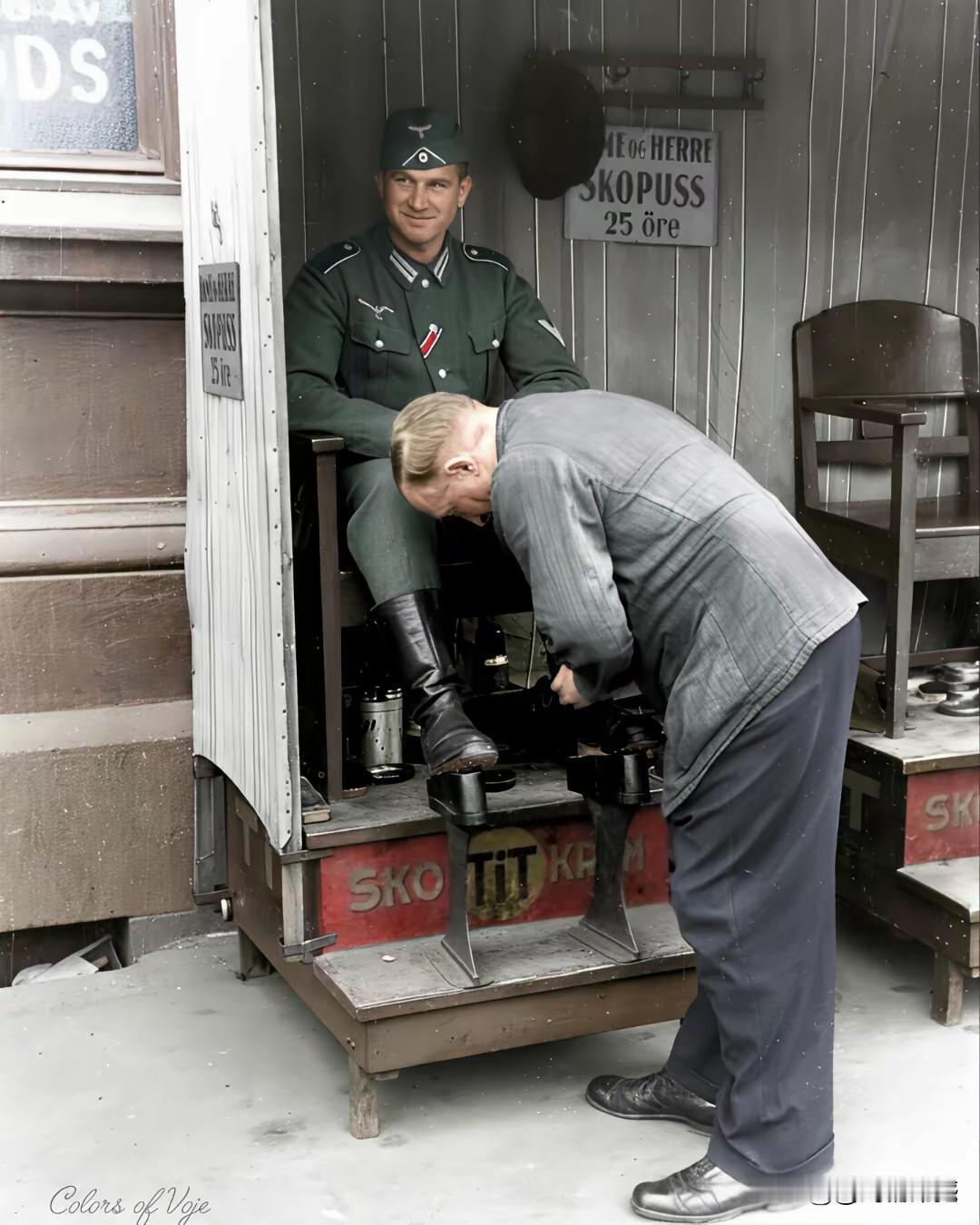 二战期间的老照片，坐着享受服务的，是一个德国的军人，弯着腰为他服务的这个人，是个