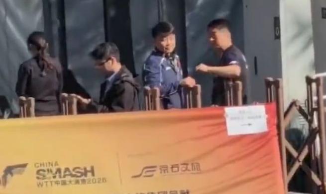 这压根不是什么球迷闹事，这就是一场有组织的闹事！WTT大满贯赛外，一伙人统