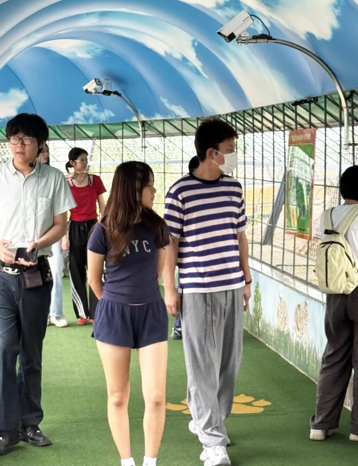 有网友在哈尔滨东北虎林园，偶遇贾乃亮和甜馨！贾乃亮就是哈尔滨人，他经常带着女儿回