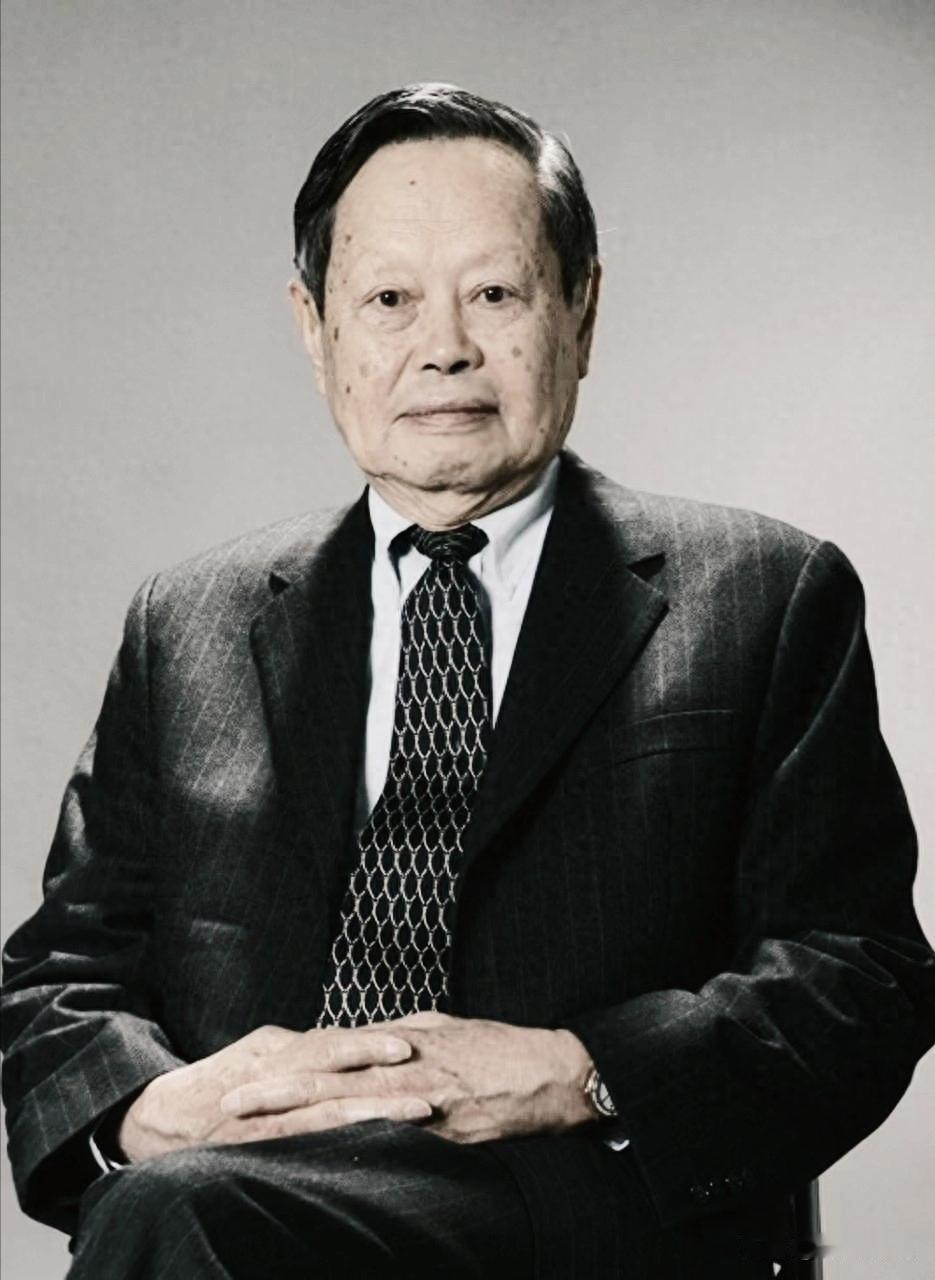 2015年，93岁的杨振宁先生做了一件让许多人意想不到的事，他放弃了美国国籍，