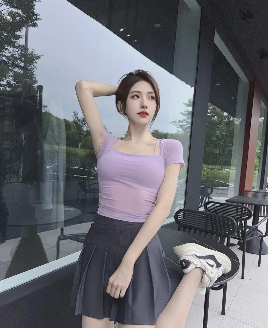 紫色上衣搭配黑色短裙，清新甜美，少女感十足！