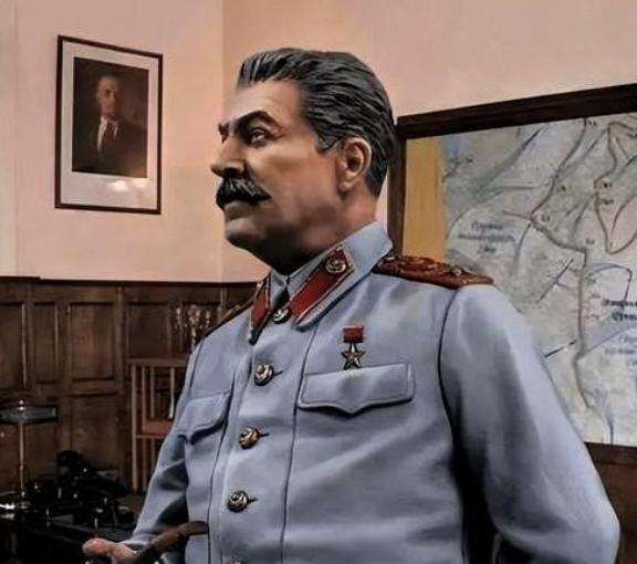 斯大林到底有多让人害怕？咱就这么说，世界上从来没有一个领袖，能像斯大林那样，对自