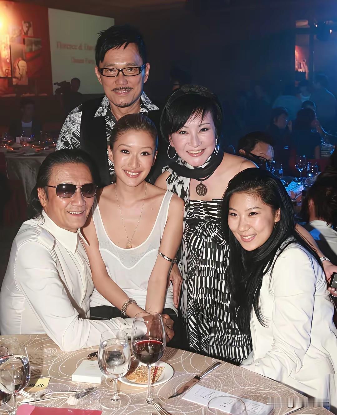 这张照片拍摄于2012年。76岁的谢贤，带着当时26岁的女友CoCo出席活动，同