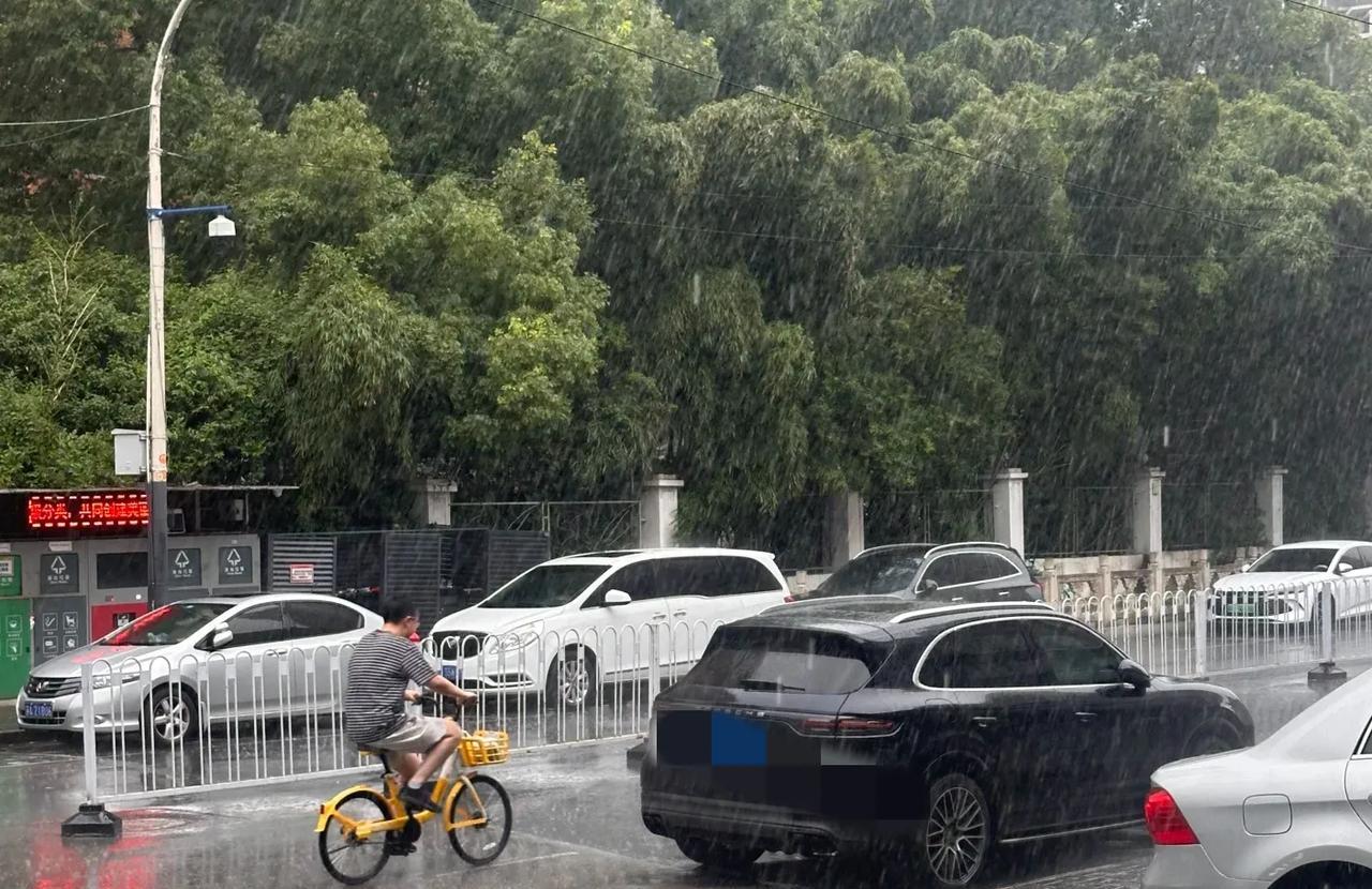 狂风暴雨，难道南京江宁是雨带集中地吗。中午时候江宁又是刮风有是降