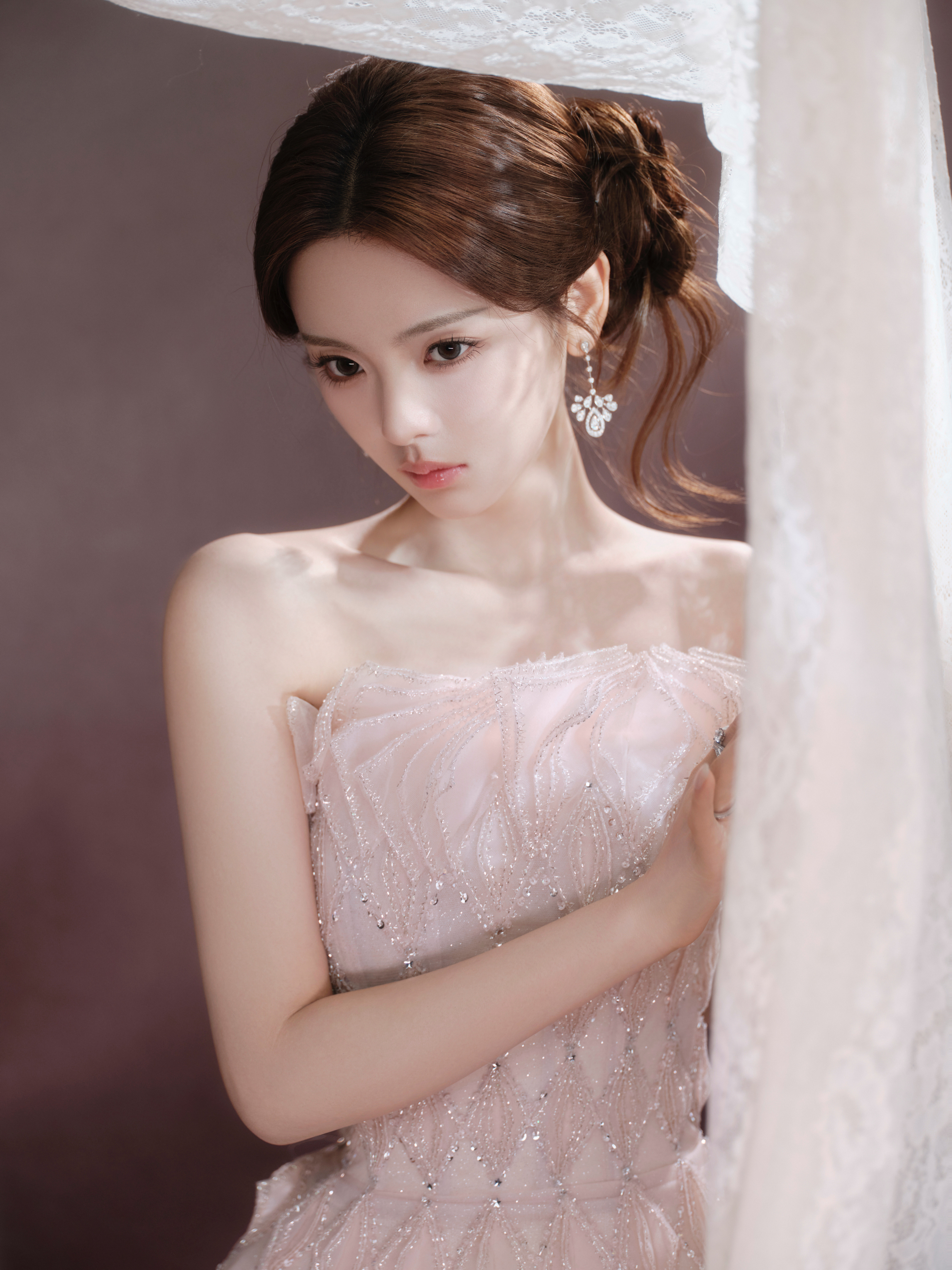 杨超越皮肤白得像月光，透着清透的质感，特别衬得气质温柔又高级。