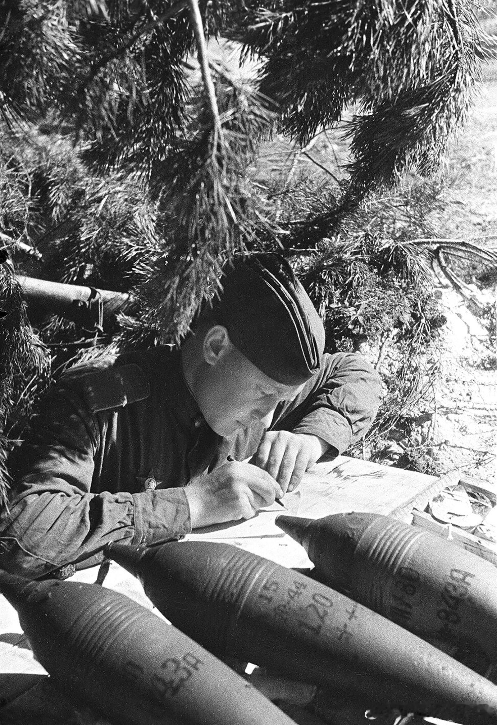 1944年苏军1名士兵在120毫米迫击炮弹附近写信，此为ОФ-843А型破片弹军