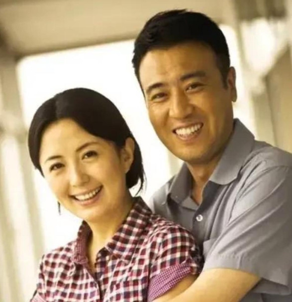 当年，于和伟要去上海戏剧学院上学之前，苦苦哀求女朋友宋林静，希望她帮忙照顾生病的