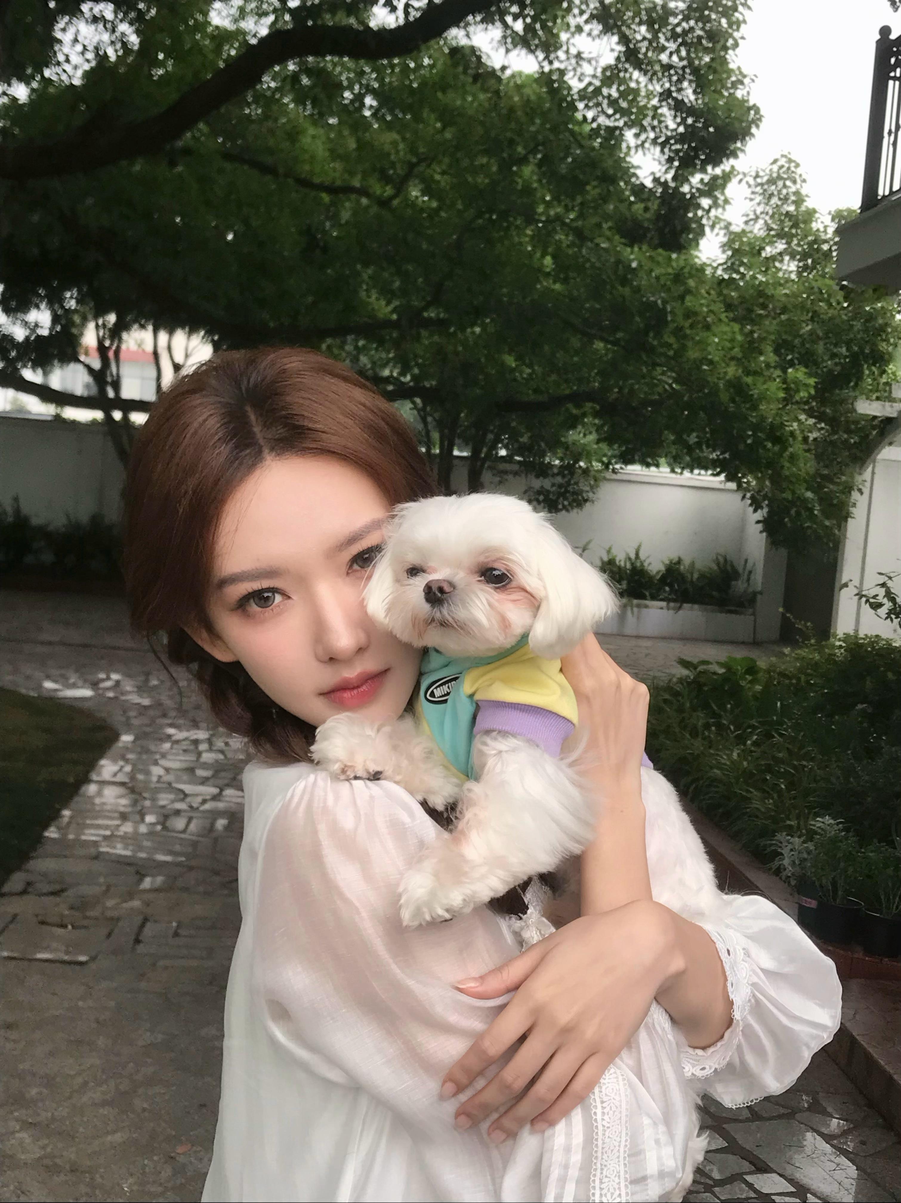 这就是双麻花辫女大学生啊🥺我现在想看我笑这张脸的演现偶的心超级无敌爆炸到顶峰
