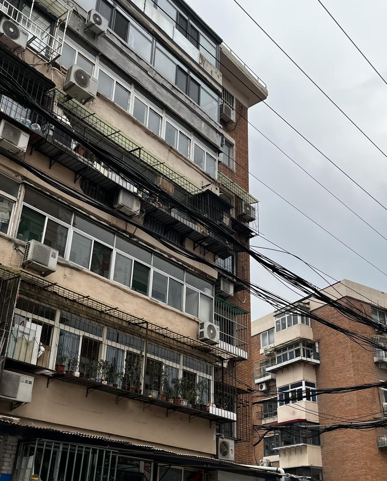 来自山西的20山西人打工多岁姑娘，二本大学毕业后孤身来到天津打拼，在同一家