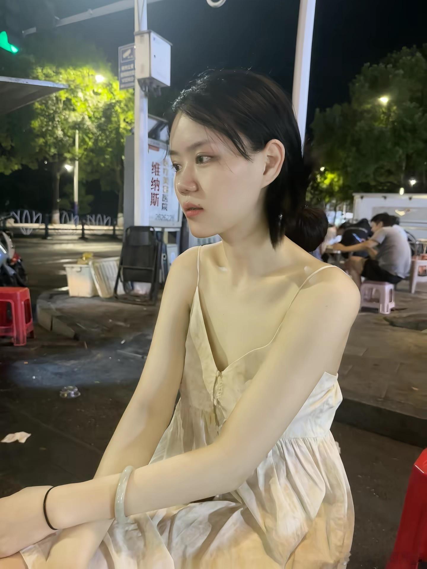 突然翻到夏天等烧烤朋友给我照的两张图片子！由于今年夏天及秋天特爱吃烧烤，现在的泽