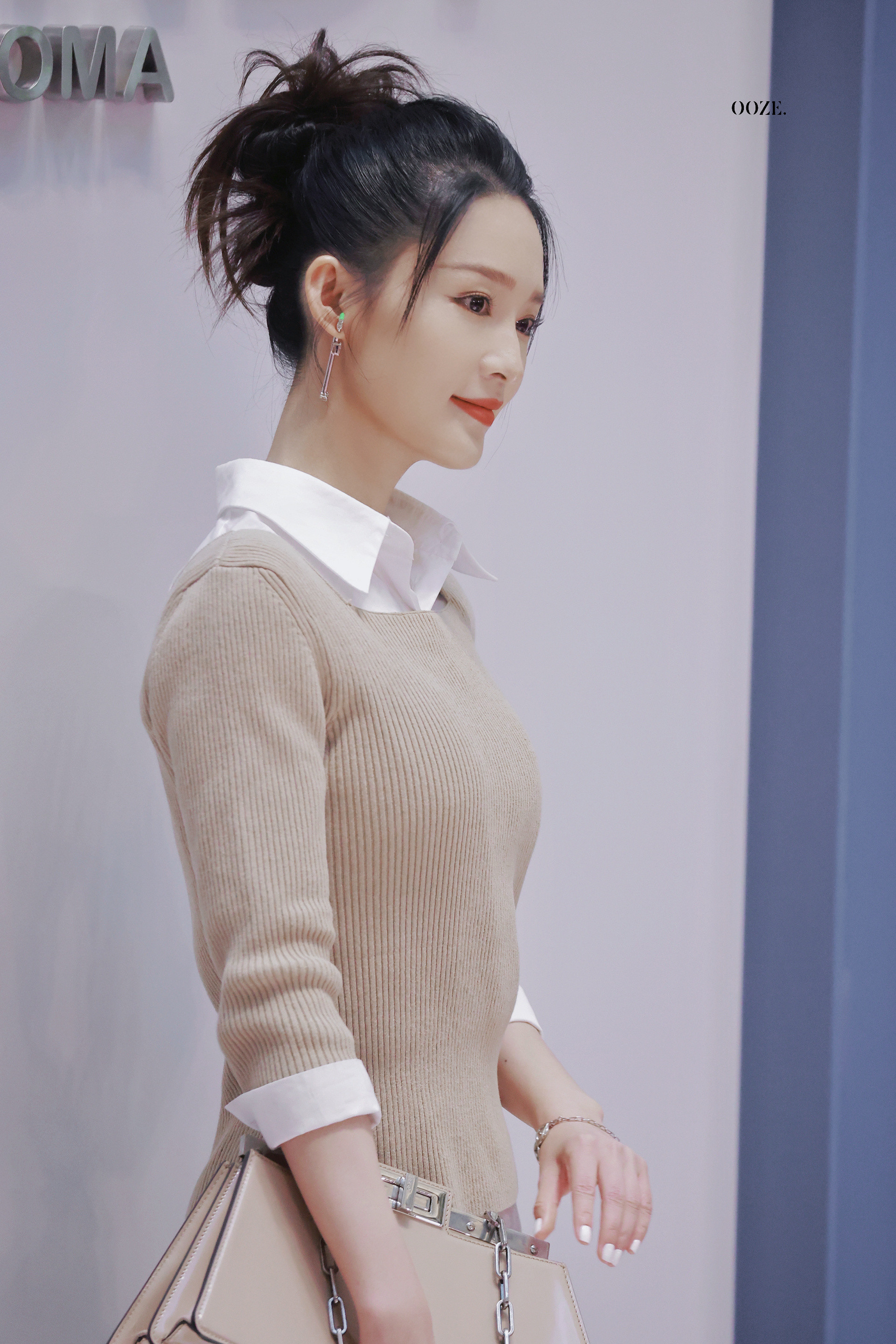 李沁·高马尾利落飒爽，针织勾勒身段，知性又自带风情。​
