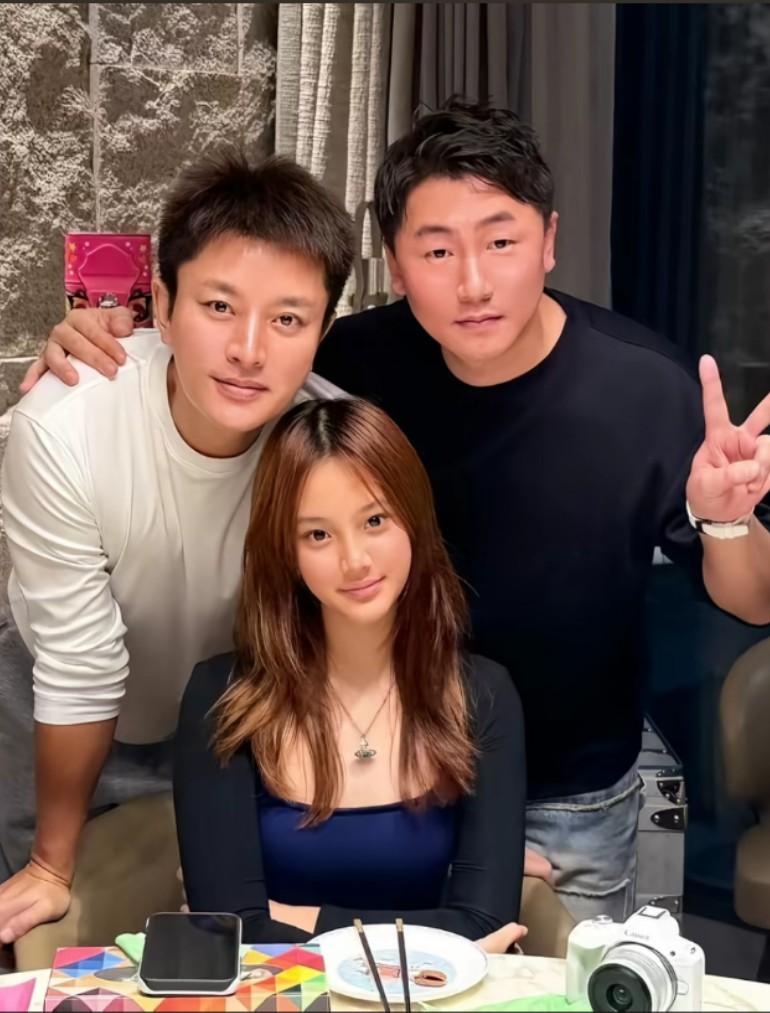 我勒个豆，以为李小璐坐那他俩和好了，跟爸爸在一起像麻麻，跟麻麻在一起像爸爸甜馨