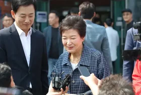 韩国政坛这波操作直接把人看傻！所有人都以为，被文在寅从监狱捞出来的朴槿惠，怎么着