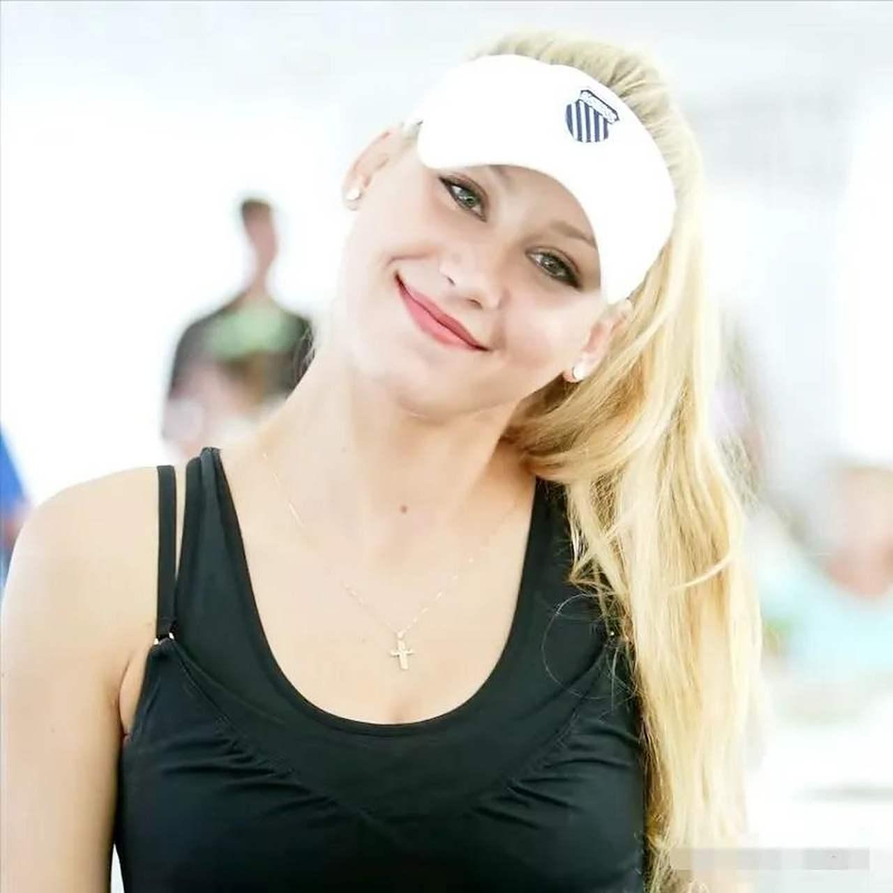 【大辫子美女库尔尼科娃，隐退网坛如今生四娃了】曾经的网球美女，俄罗斯姑娘库娃，虽