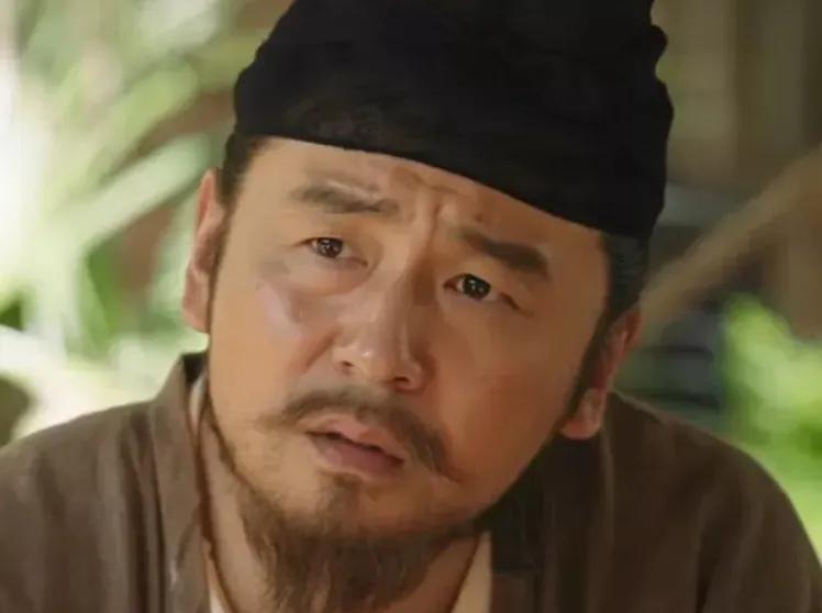 雷佳音真是一个奇特的演员，他的长相不丑，但算不上帅，而且一张大胖脸；论演技，他在