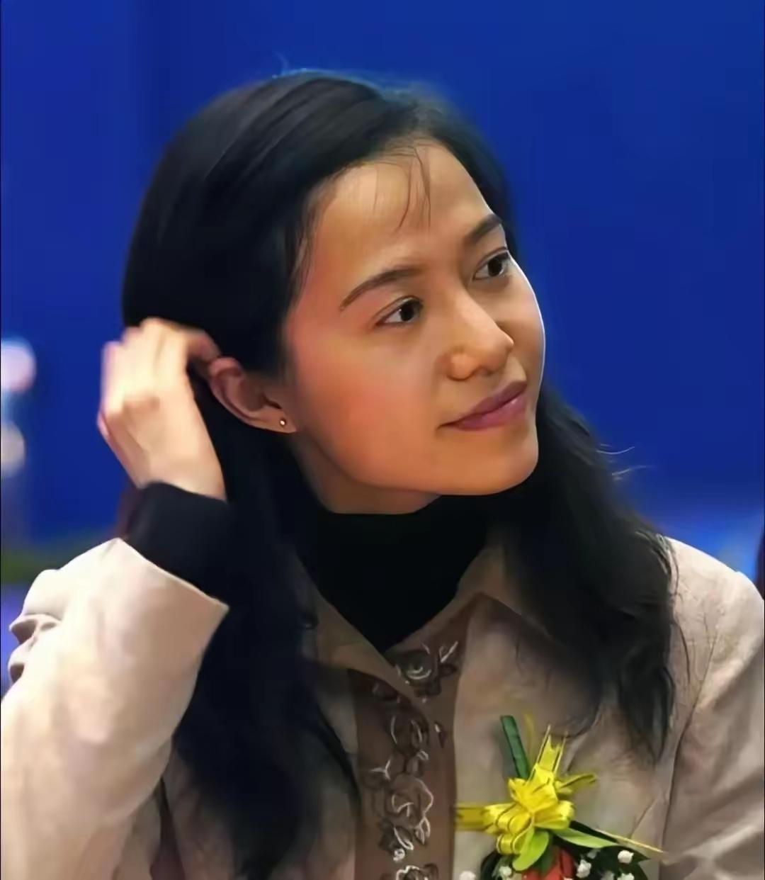 翁帆搬出清华园这事儿，真让全网看走眼了。这么多年，大家都盯着她的财产和孩子，用世