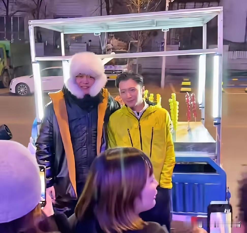 谢霆锋玩的通透，不摆架子，在哈尔滨参加活动竟然不用保镖隔离人群，铁锅炖，糖葫芦该