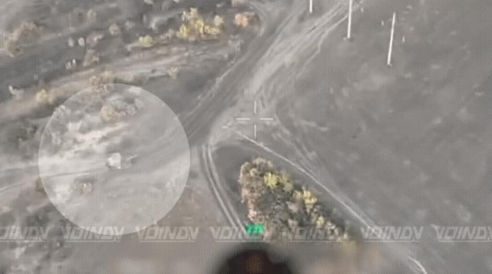 乌军坦克刚出门就被光速炸毁！在索斯尼夫卡大诺沃西尔卡西高地方向！乌军这辆坦克本