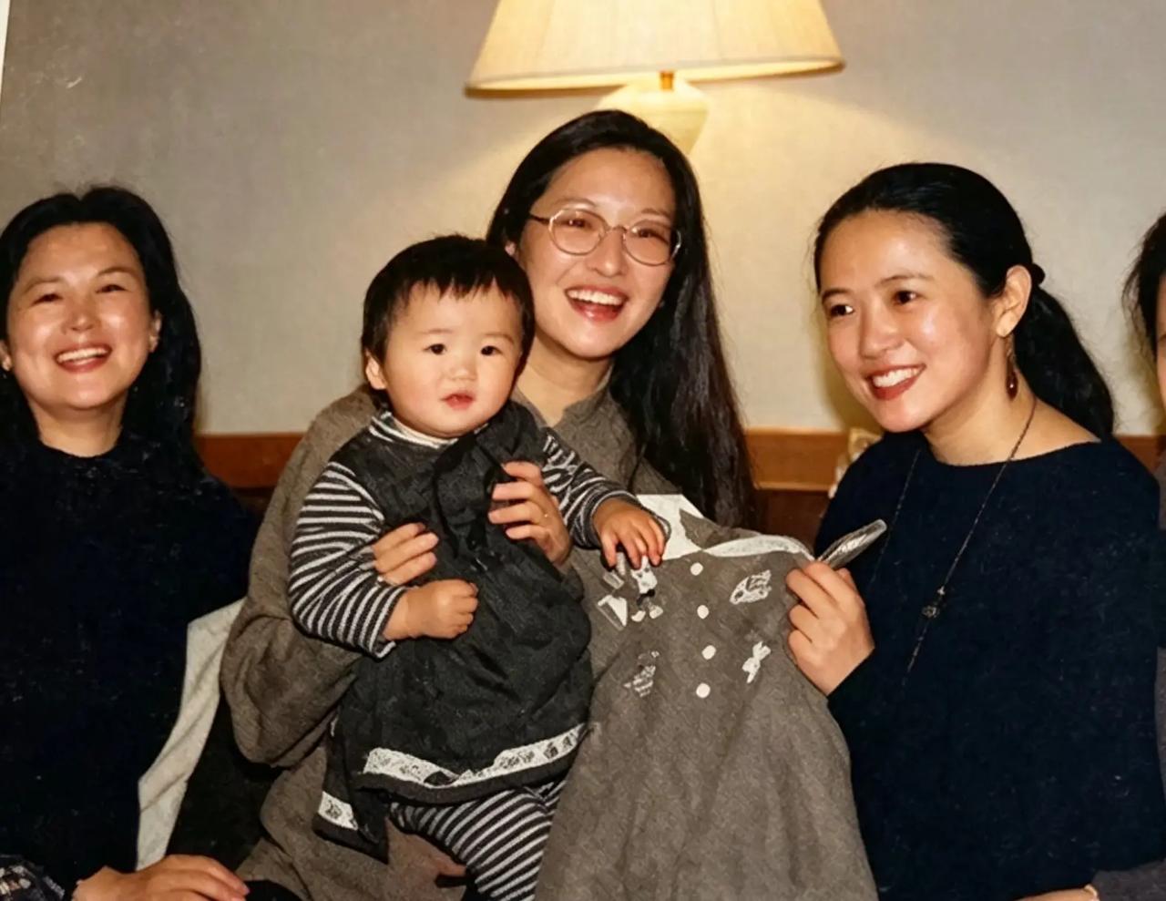 1994年，41岁的胡因梦与出生不久的私生女胡洁生的合影，照片中她望着新生儿一脸